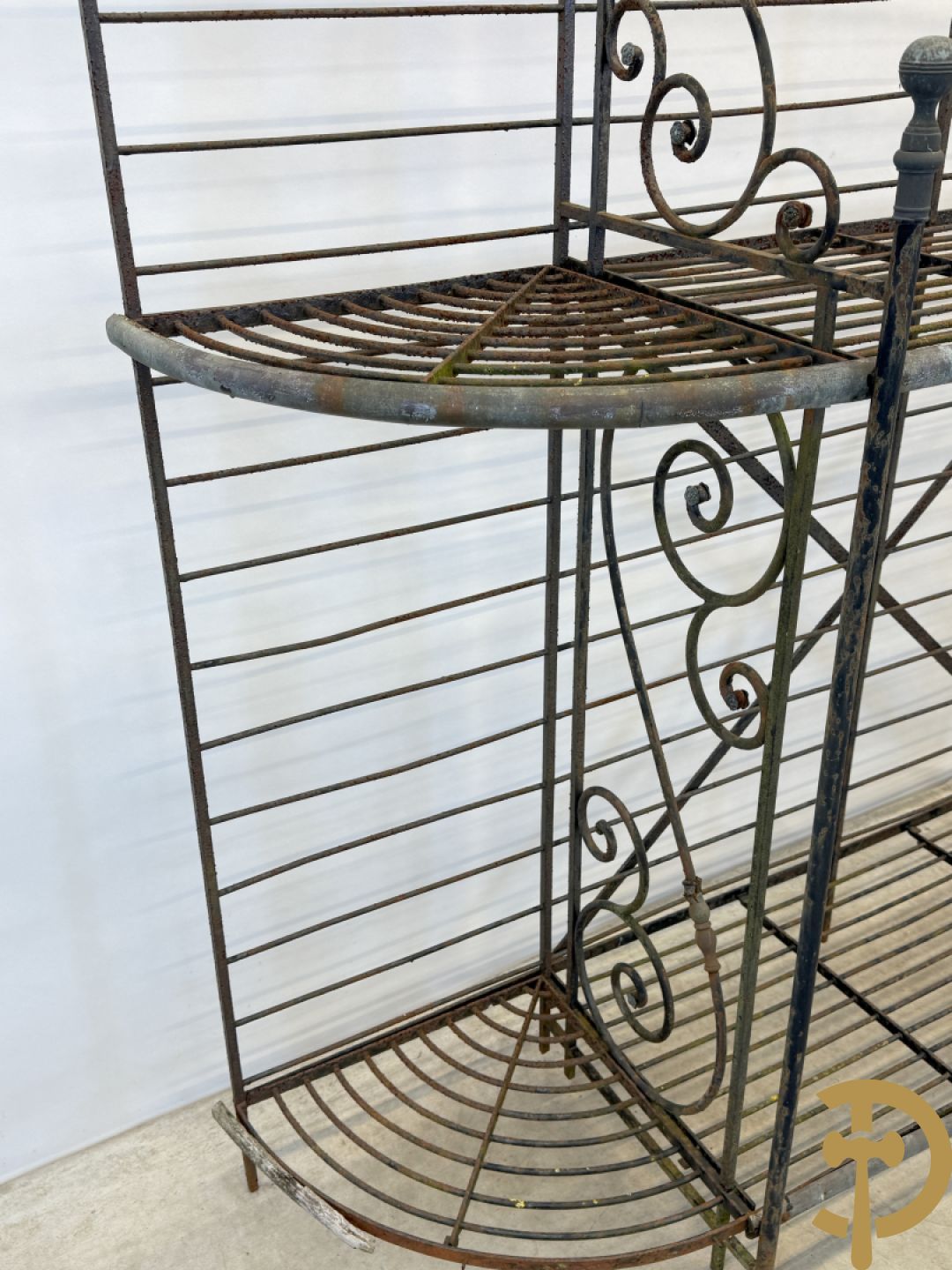 Ijzeren verweerd bakkersrek met afgeronde zijkanten