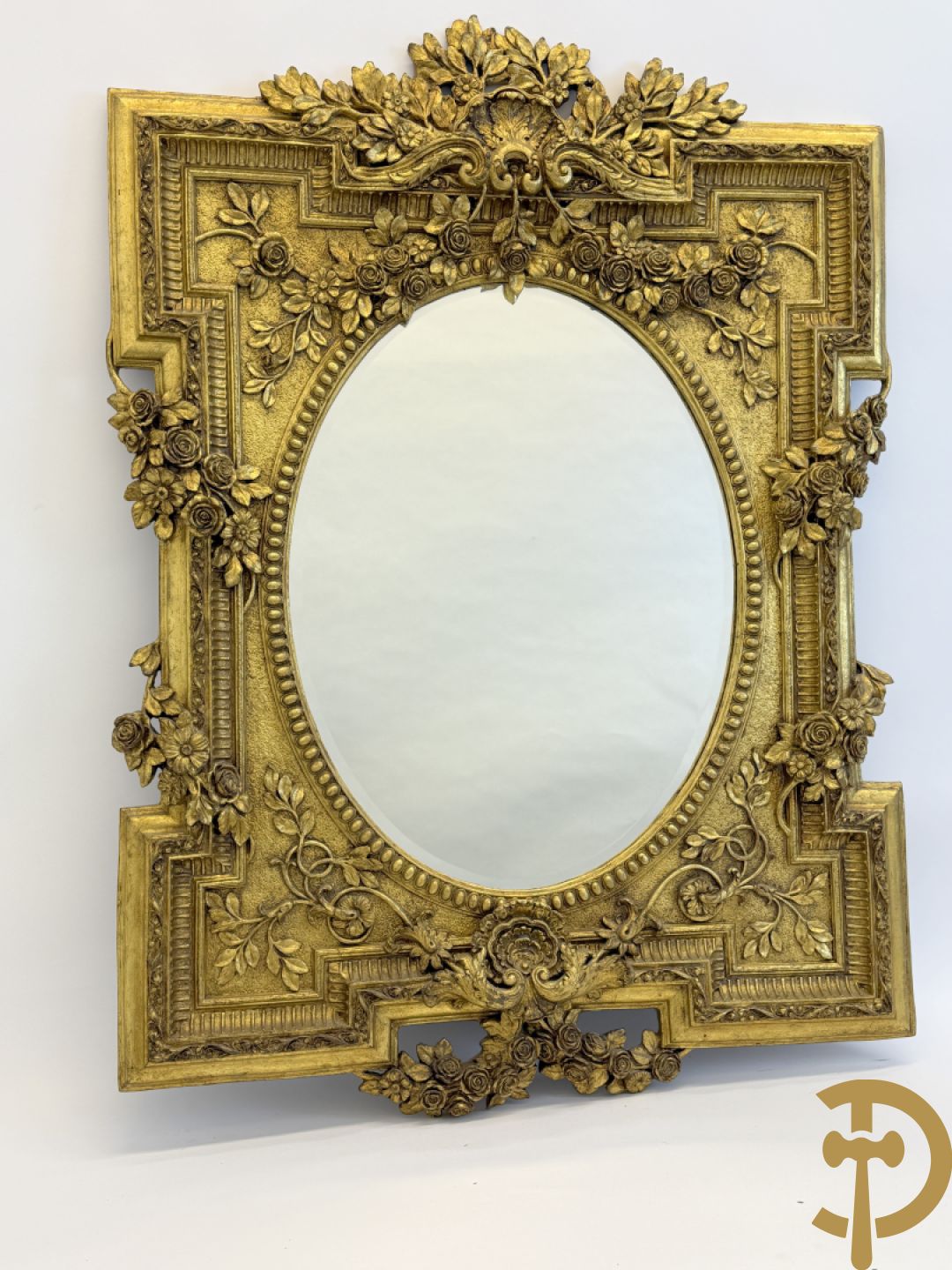 Vergulde lijst met bloemenguirlandes en accanthusranken, binnenin met ovale geslepen spiegel