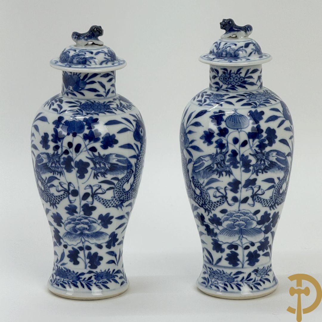 Paar Chinese porseleinen blauw/wit dekselvaasjes met drakendecor, onderaan gemerkt