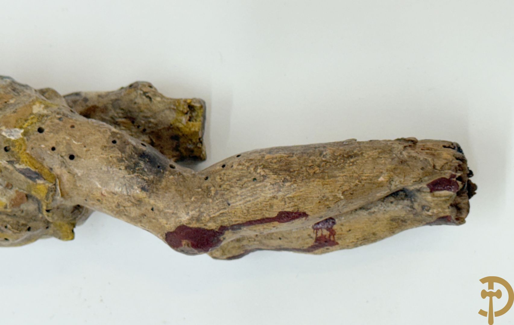 Twee Volkse houtgesculpteerde en gepolychromeerde corpussen, 18e