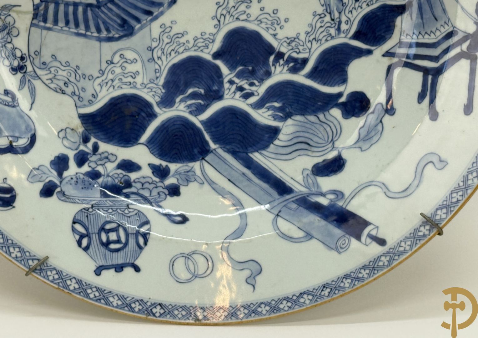 Chinese porseleinen schotel met planten- en vazenmotieven, 19e