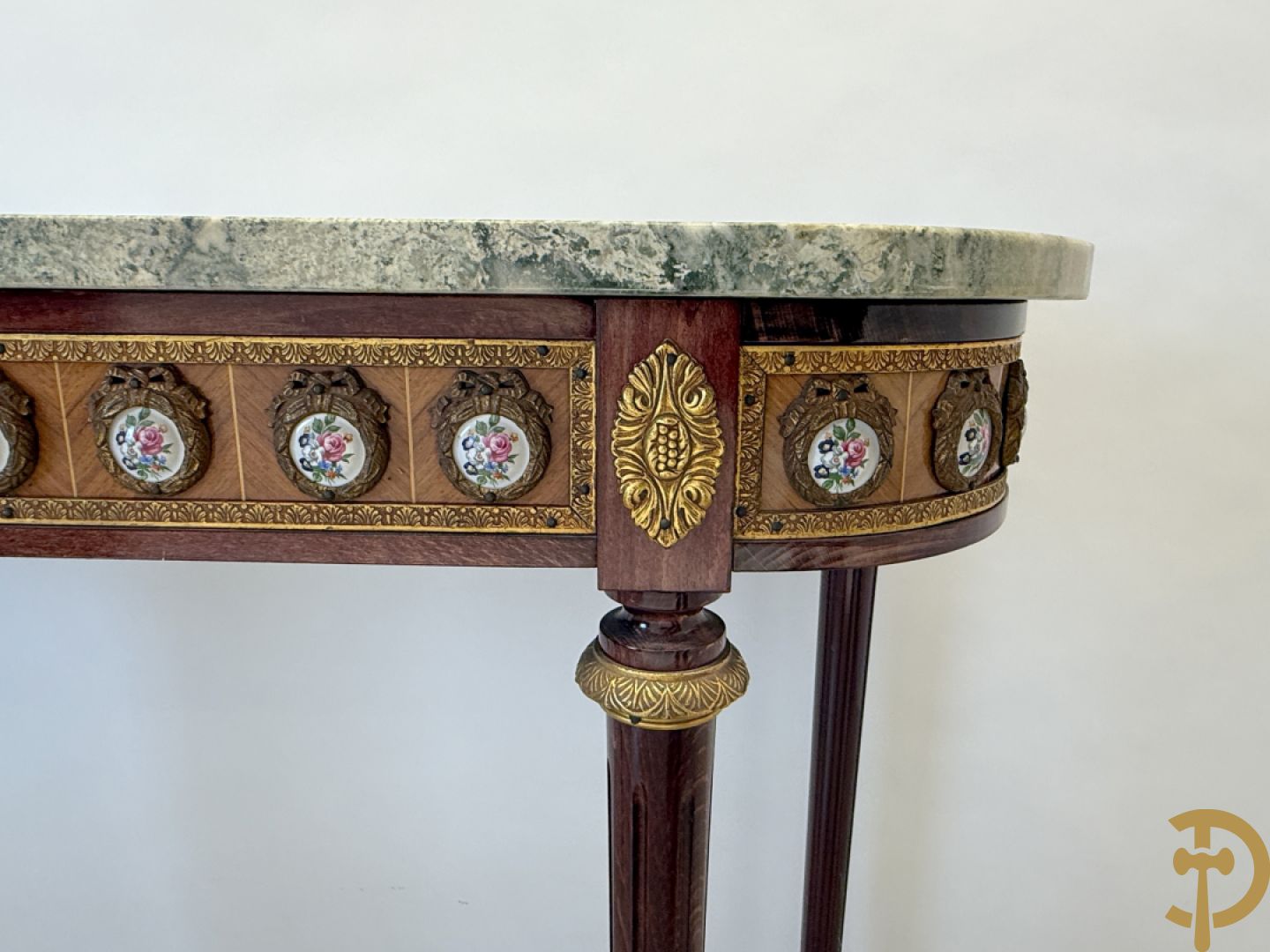 Notelaren console met porseleinen plakkettes met bloemen beschilderd en bronsbeslag + spiegel met porseleinen plakkettes