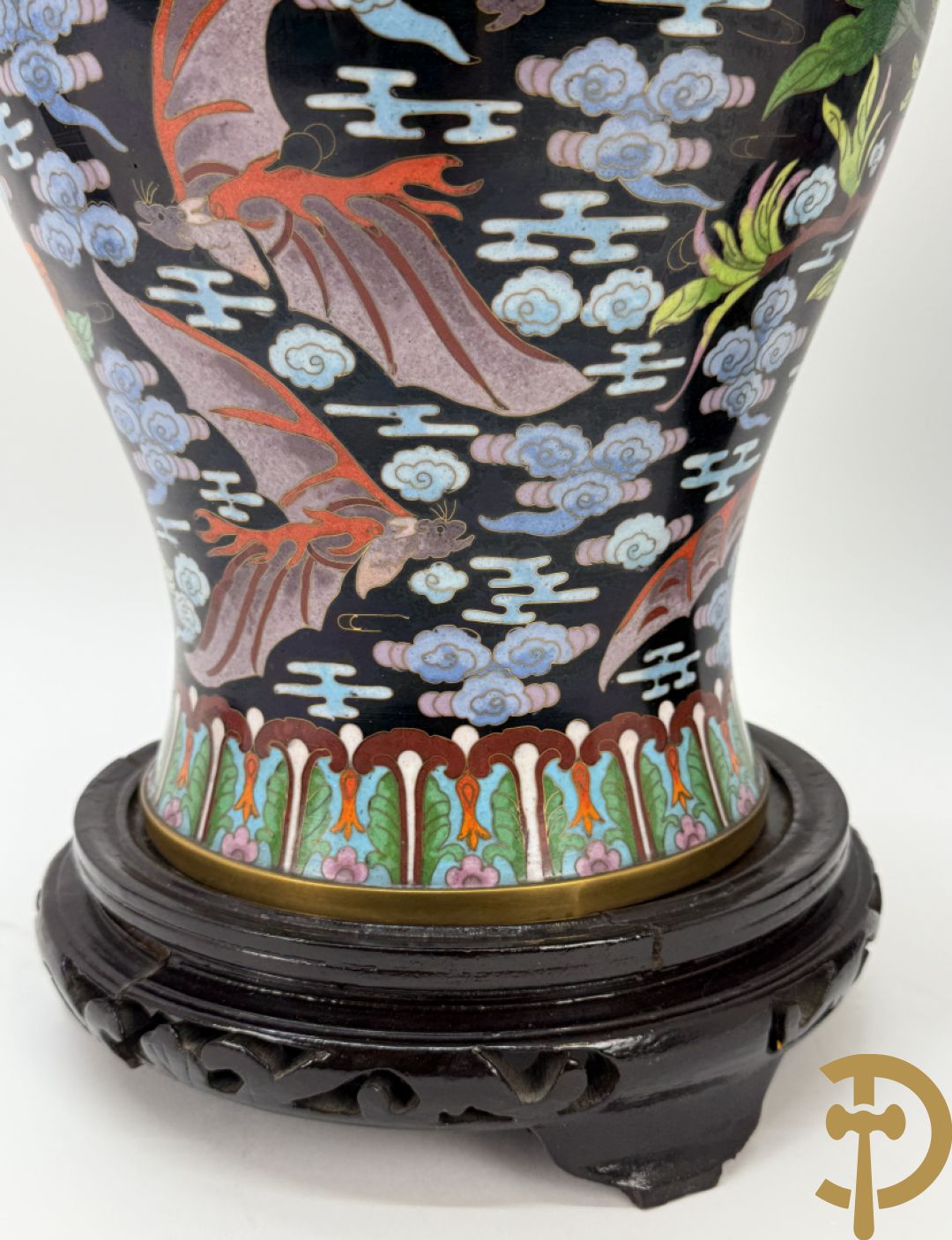 Paar cloisonévazen met bloemen en vogeldecor op zwarte fond - op houten sokkel