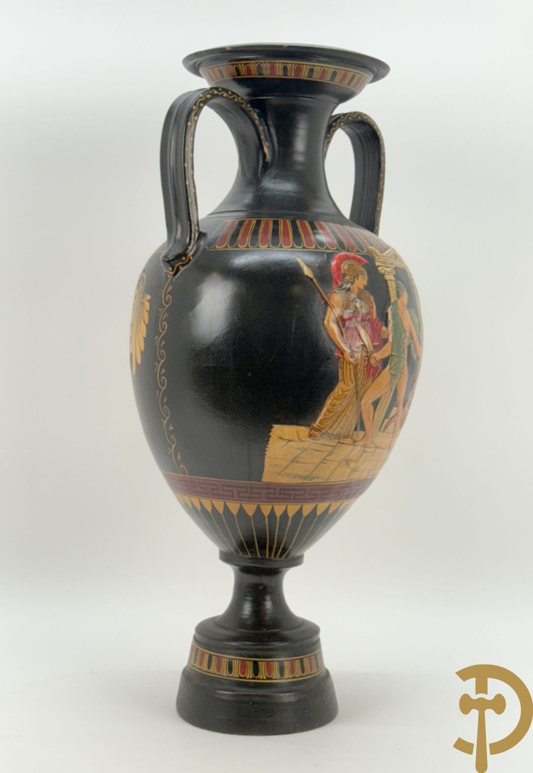 Amfoorvormige vaas in terra cotta met voorstellingen uit de Klassieke oudheid, Griekse stijl