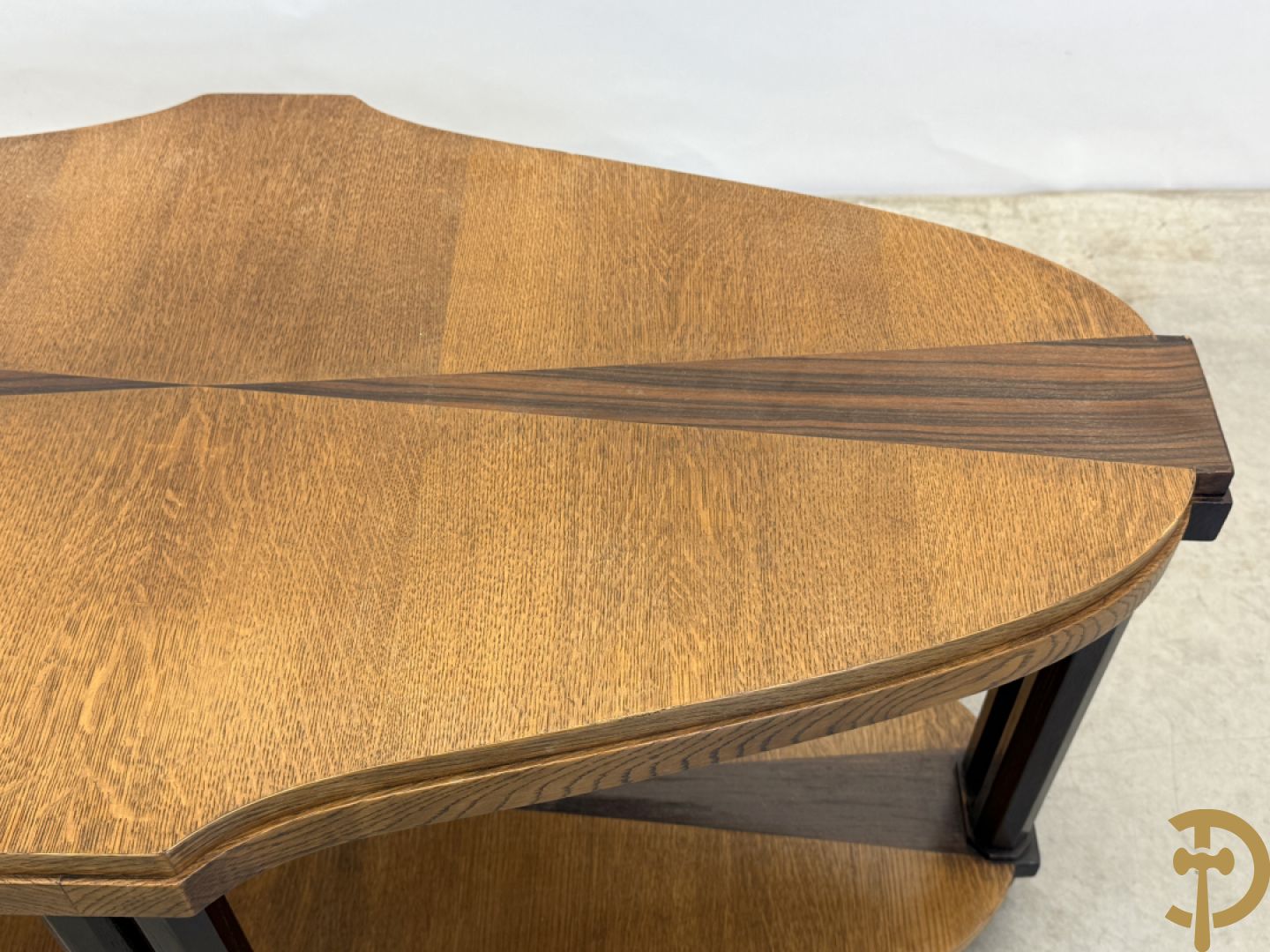 Eikenhouten salontafel met inleg van palissander, op afgeschuinde zuiltjes, model Eikelaar Decoene