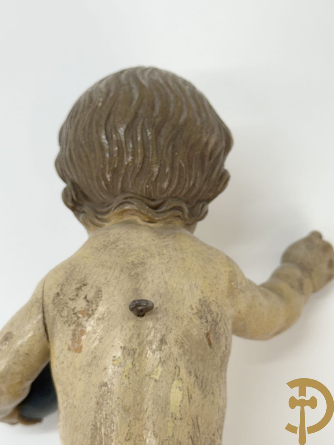 Gepolychromeerde houtsculptuur van kind Jezus met bol, 19e