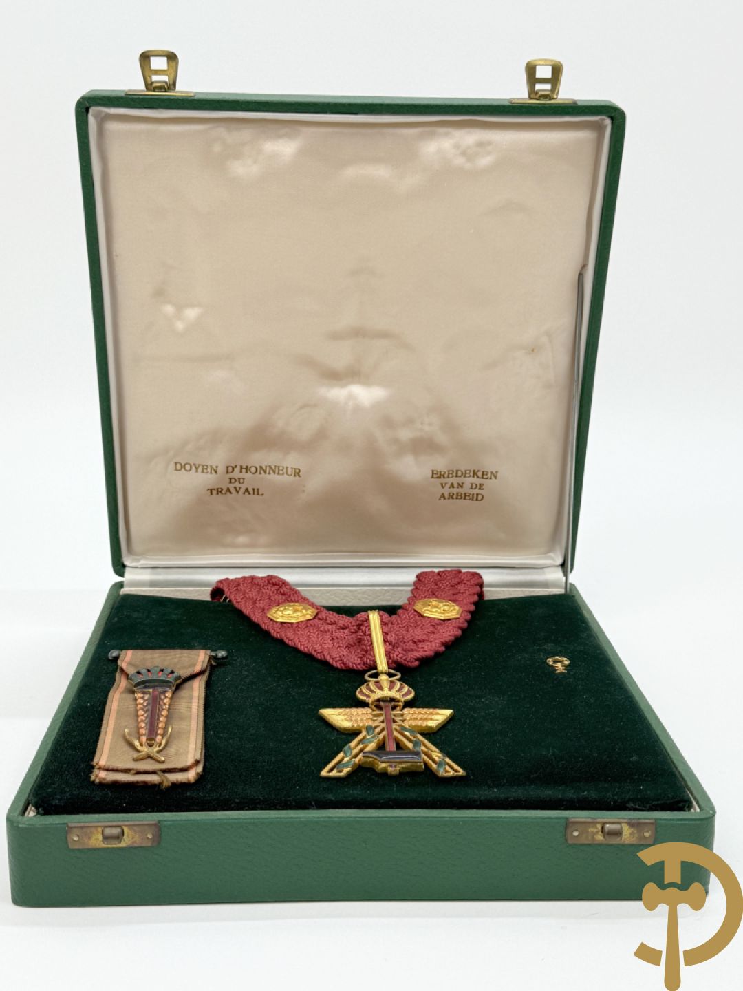 Belgisch ereteken van de arbeid in schrijn