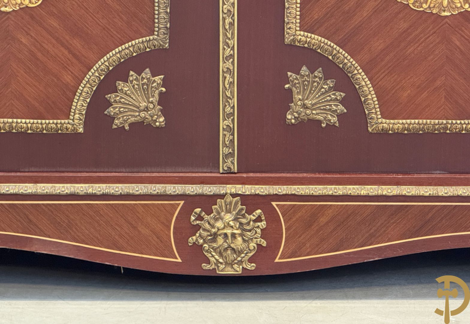 Notelaren vierdeursdressoir met 3 laden, gemarketteerde bloementaferelen en ovale bronzen plakkettes - zijdelings met damesfiguren - bovenaan met wit marmeren blad