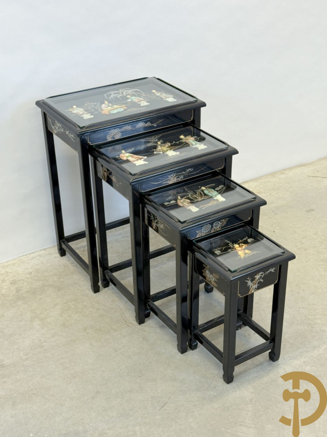 Set Chinese nesttables met geanimeerde scènes van geisha