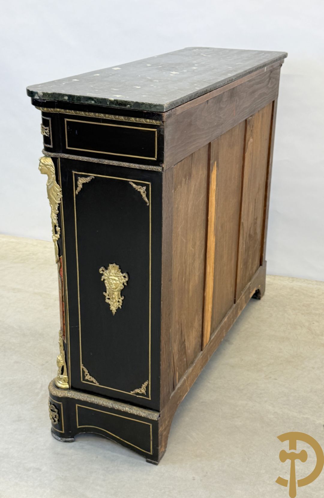 Napoleon III tweedeursdresse bezet met bronzen ornamenten van dameshoofden - paar ovale medaillons in de deuren, alles bezet met Boulle techniek - bovenaan met marmeren blad