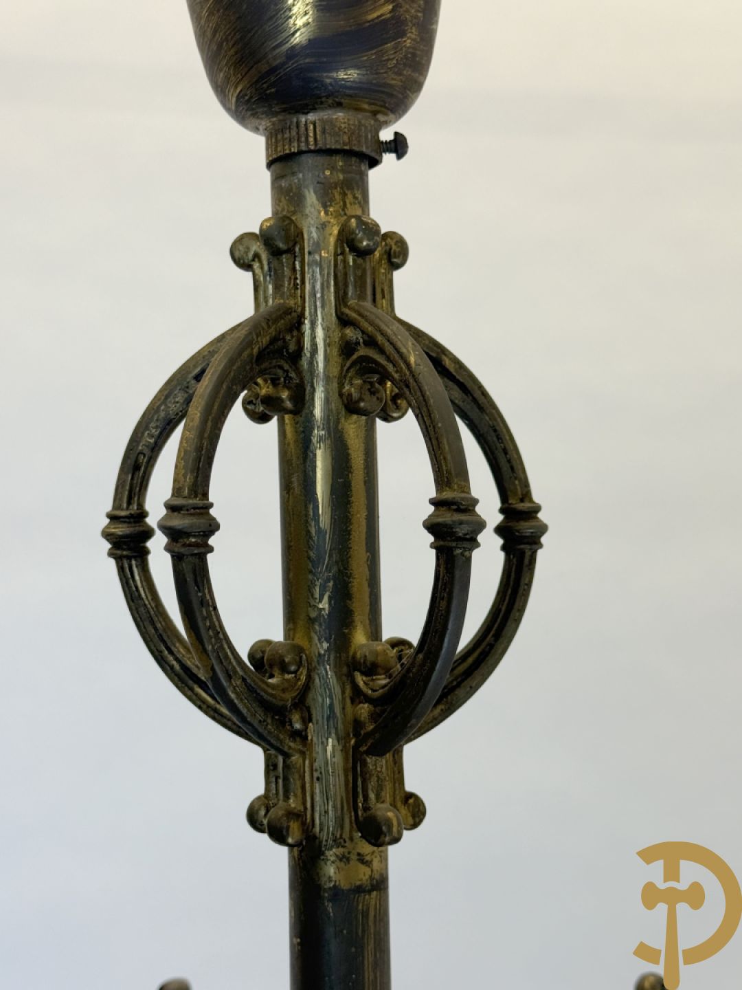 Bronzen vijfarmige luchter met griffioenen