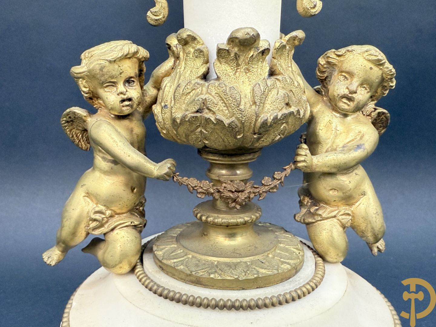 Paar marmeren kandelaars met bronzen cupido