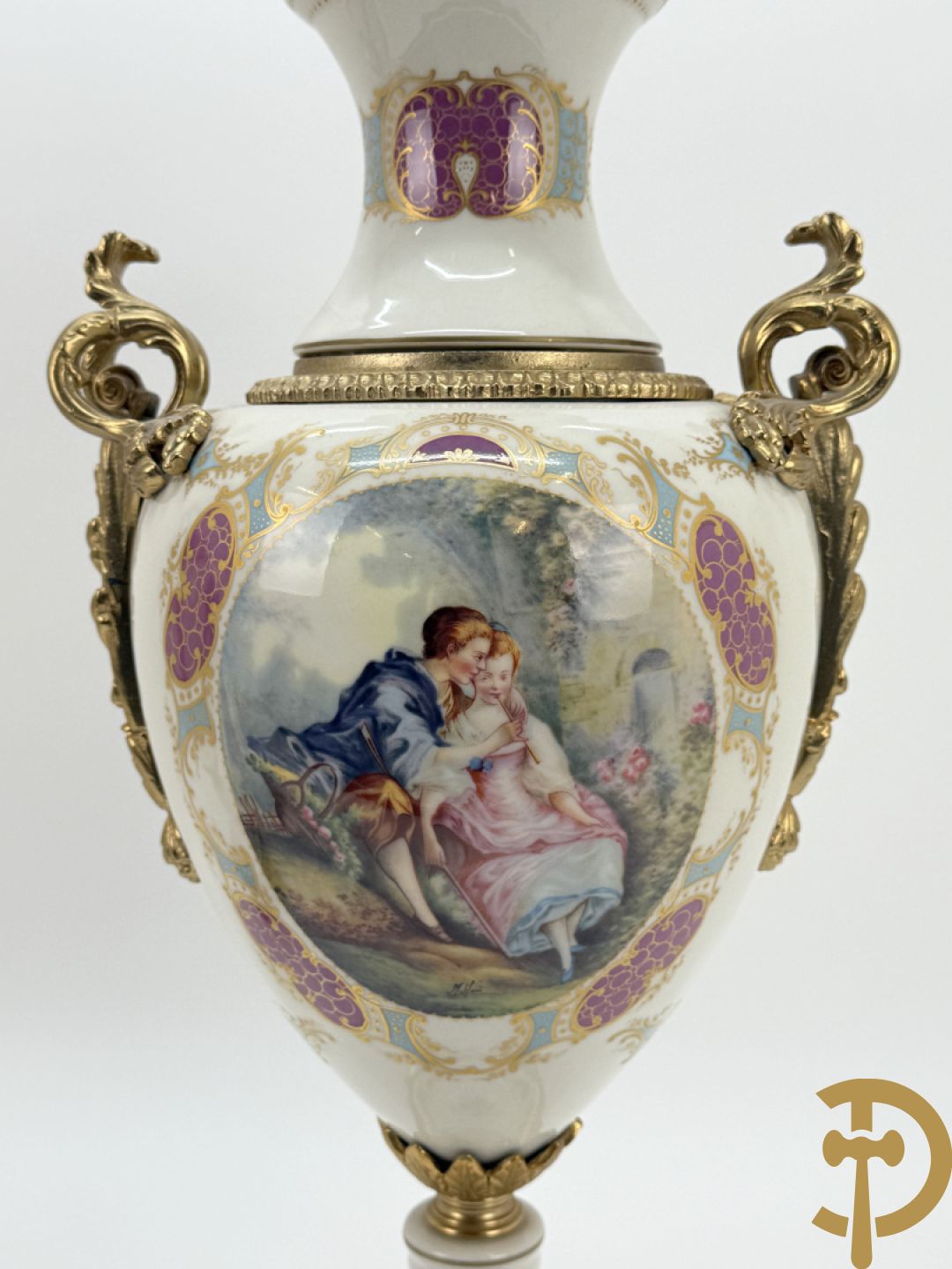 Paar porseleinen Sèvres stijl dekselpotiches met dubbel bedrukt romantisch decor en bezet met bronzen ornamenten