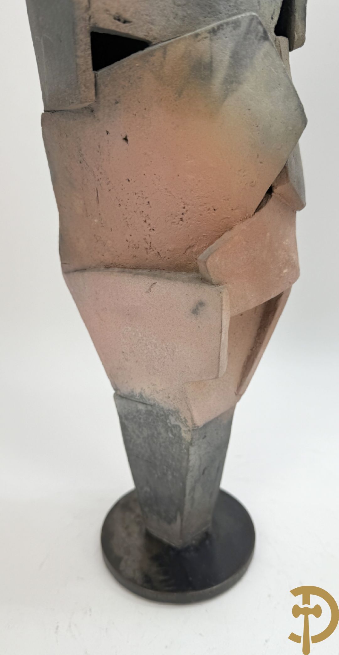 VANDEWEGE Rik getekend onderaan 8816 en 8817 - Twee moderne keramieken abstracte figuren