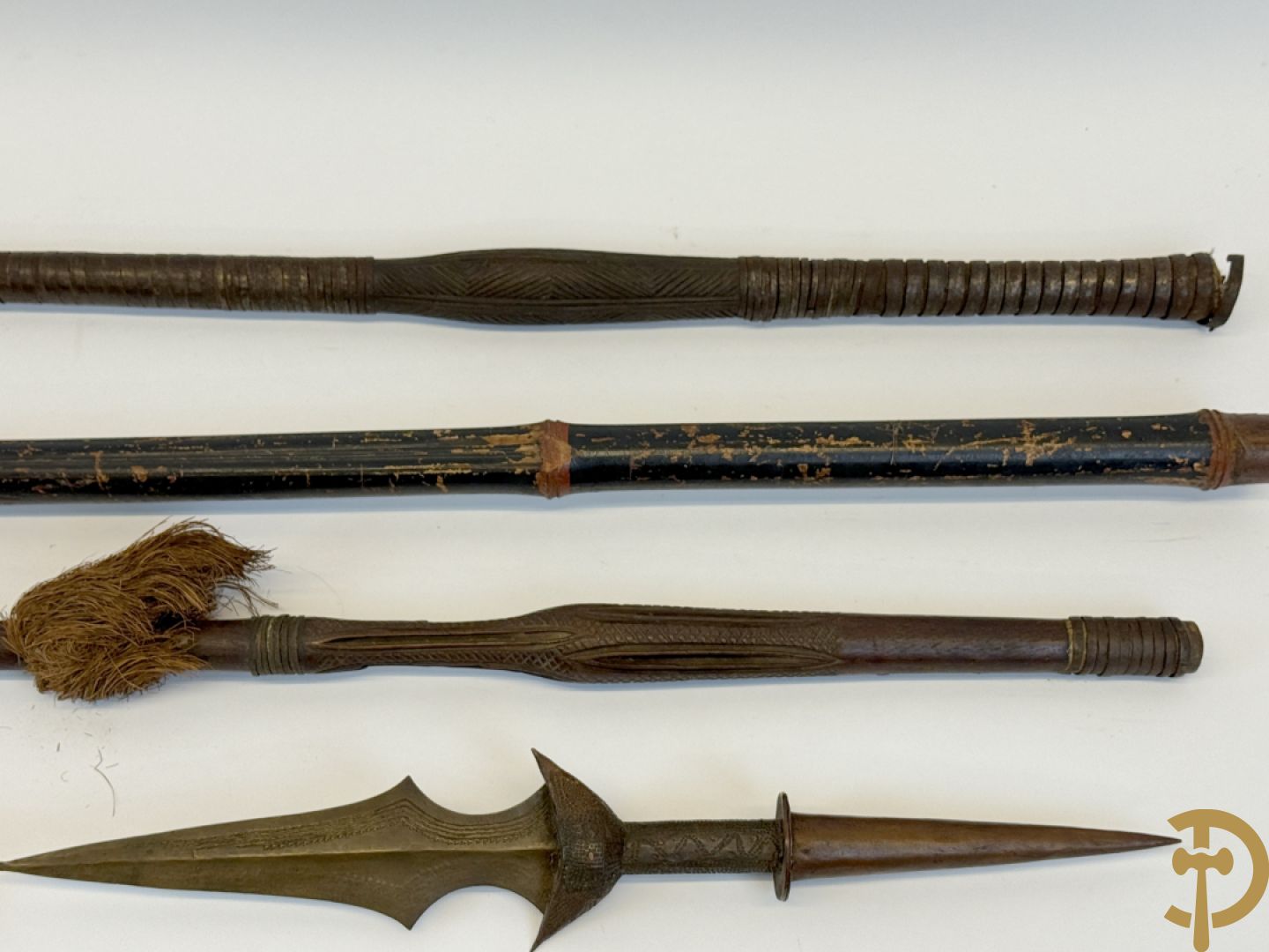 Zes Afrikaanse machetes, 4 speren, bronzen ruilmiddel en 2 bronzen armbanden