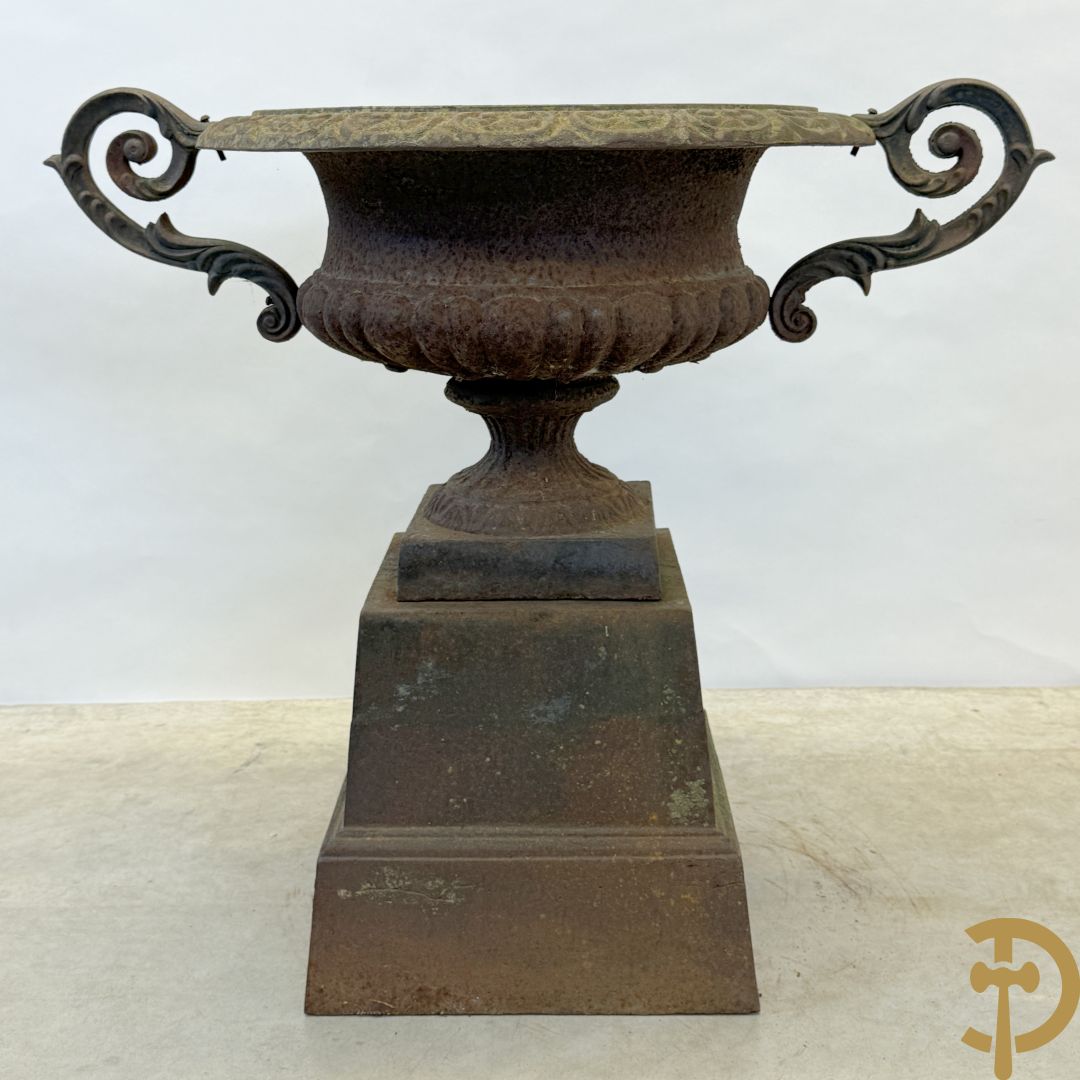 Kelkvormige amfoorvaas op gietijzeren sokkel