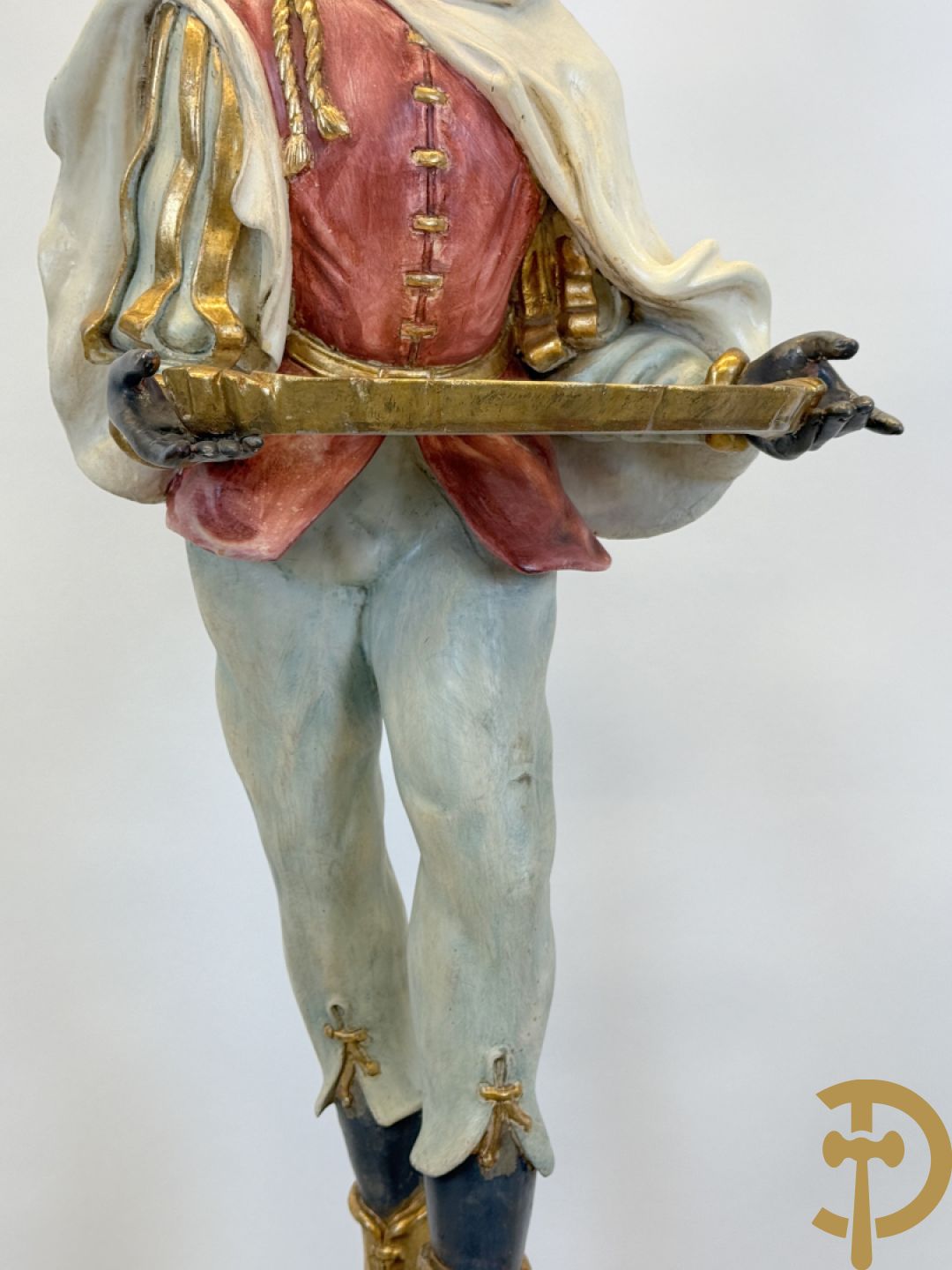 Gepolychromeerde staande moor in Victoriaanse kledij, met opdienschaal, op sokkel - Italiaans