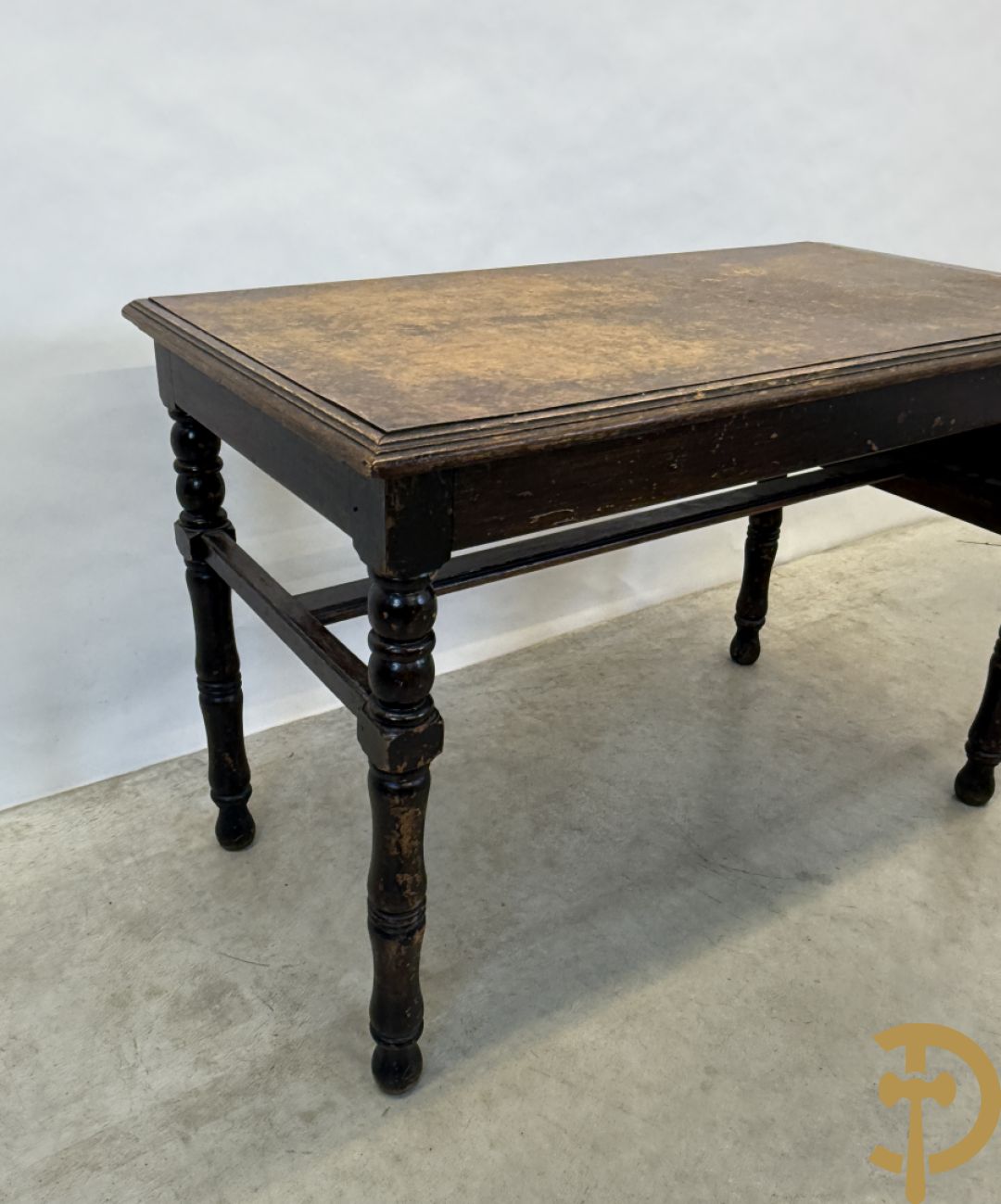 Drie antieke cafétafeltjes waarvan 2 met zijdelingse openklapbare flap