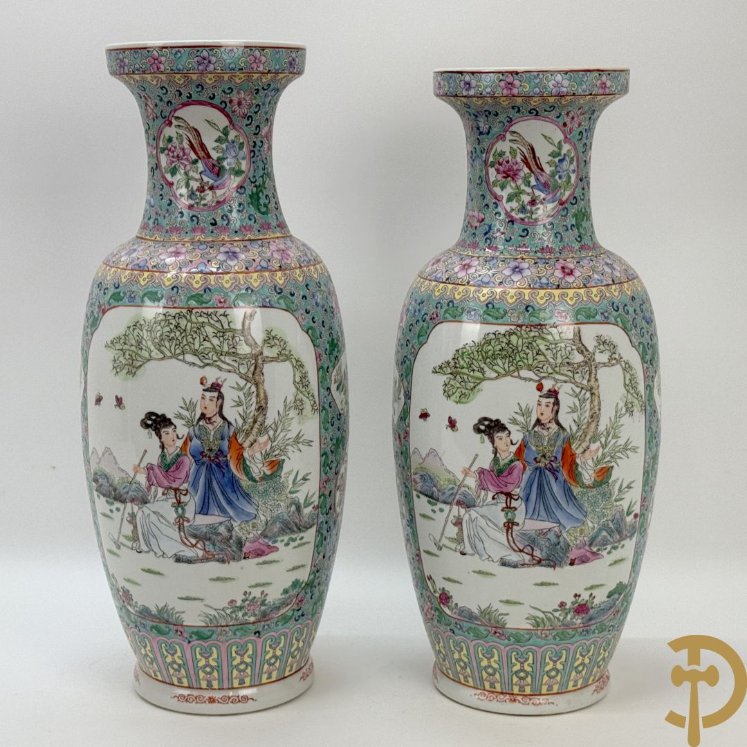 Paar Chinese vazen met geishadecor, rondom bezet met bloemen