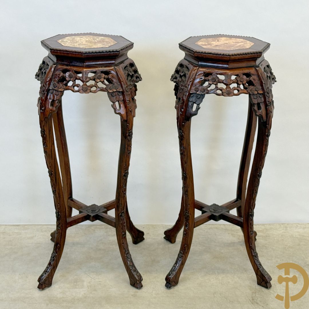 Paar hoge achthoekige Chinese sokkels met bloemensculptuur