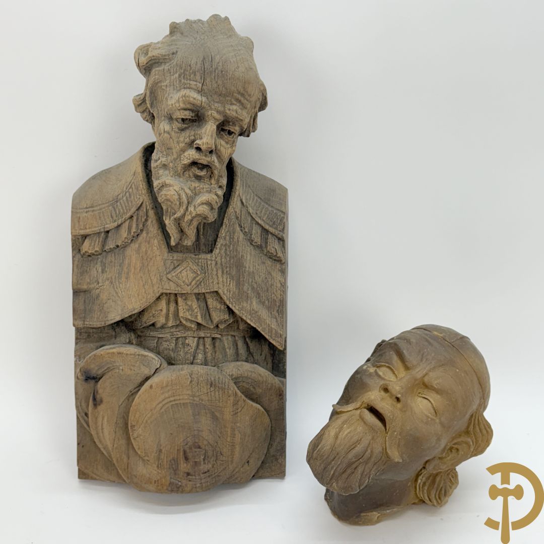 Houtgesculpteerd eiken basrelief karakterkop van man met baard + terra cotta karakterkop van man met baard, achteraan gemerkt Buster 