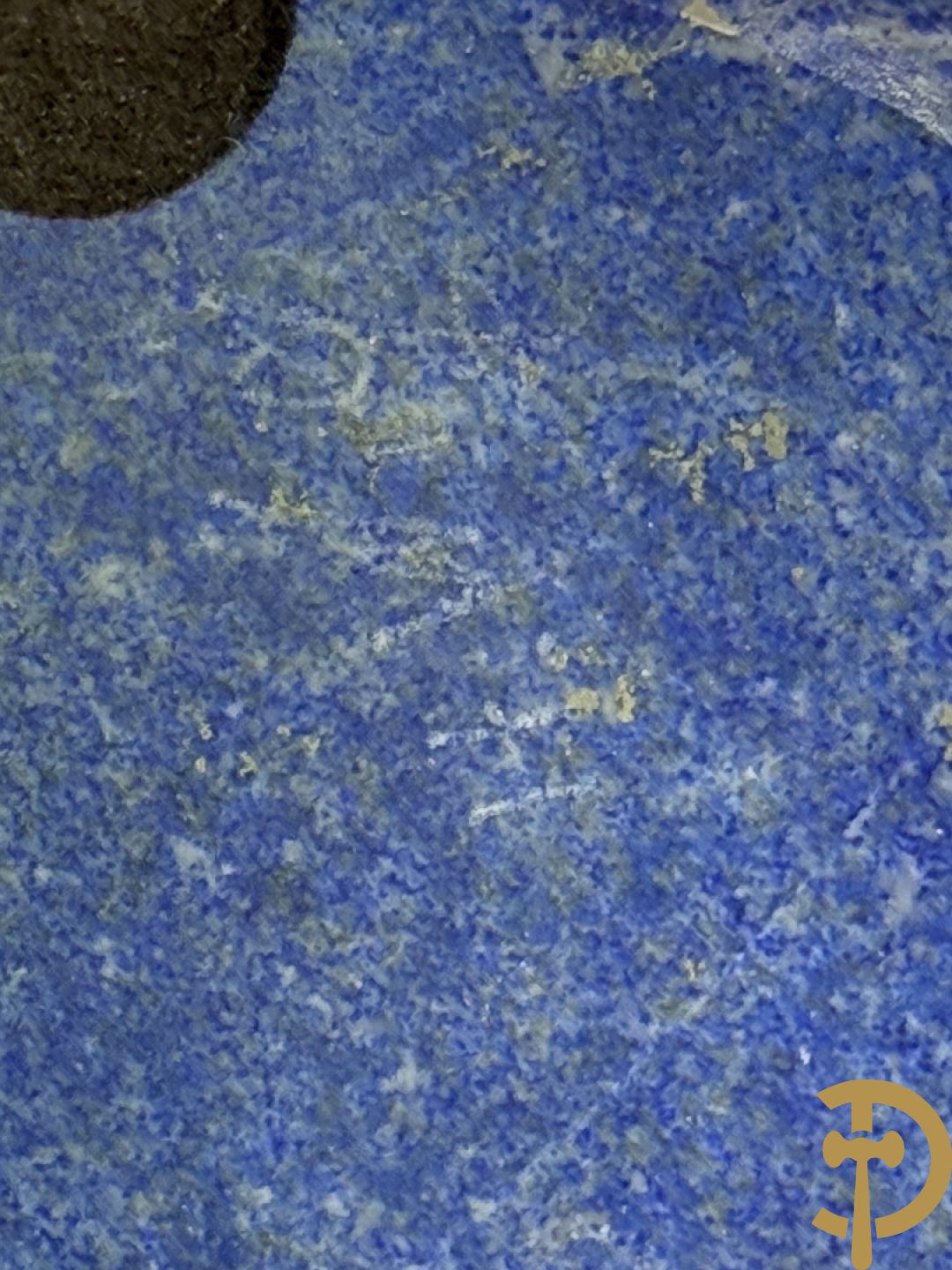 Wolf Helmut (getekend onderaan) twee ledige gepolierde schaal/bowl op voet van halfedelgesteente lapis lazuli met golvende rand onder getekend WOLF H. (Steinbildhauer, Edelsteingestalter, aus Kirschweiler, Idar-Oberstein) - (nieuwprijs 20.000 €)