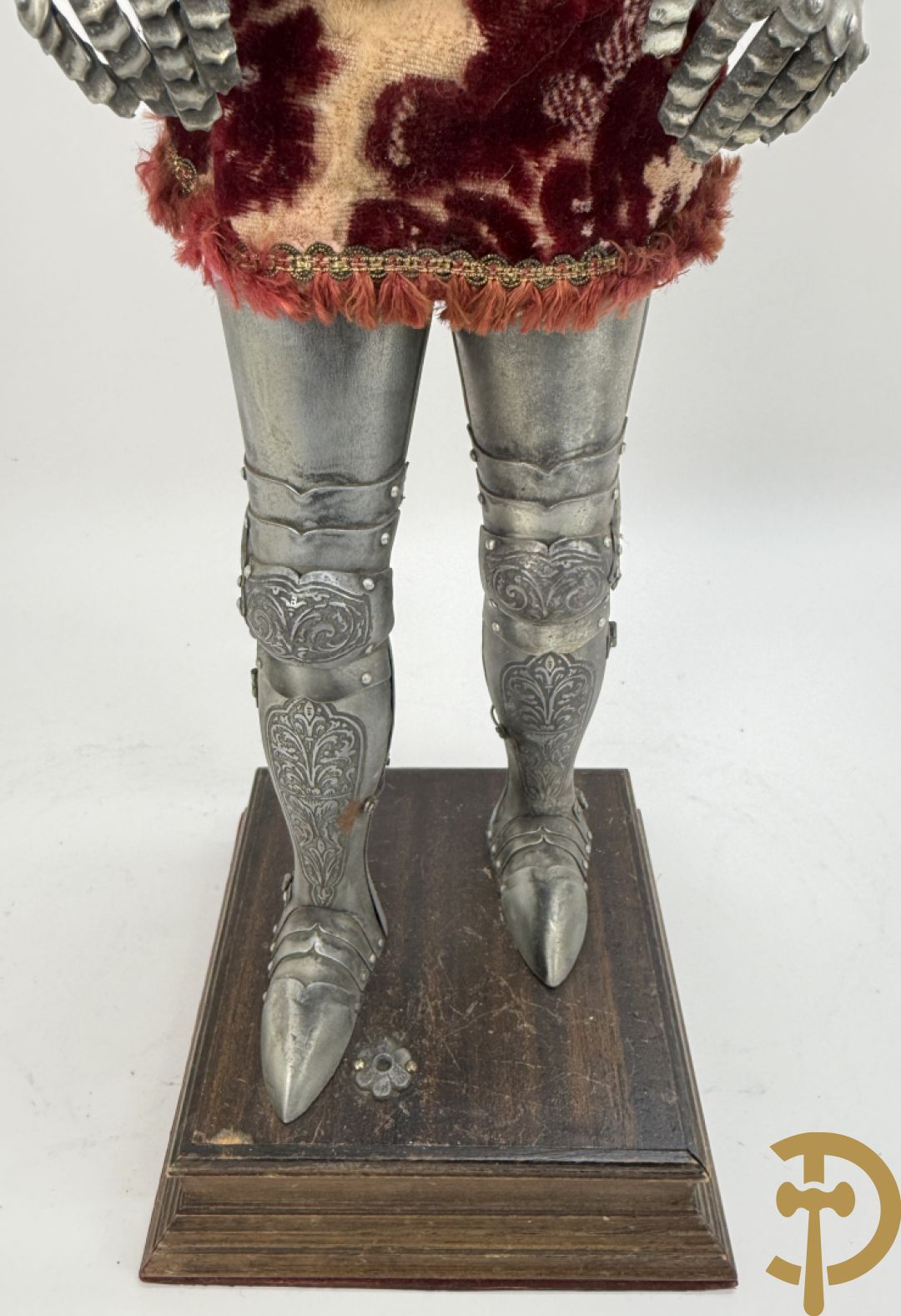 Miniatuur harnas met terra cotta hoofdje in helm op houten voet