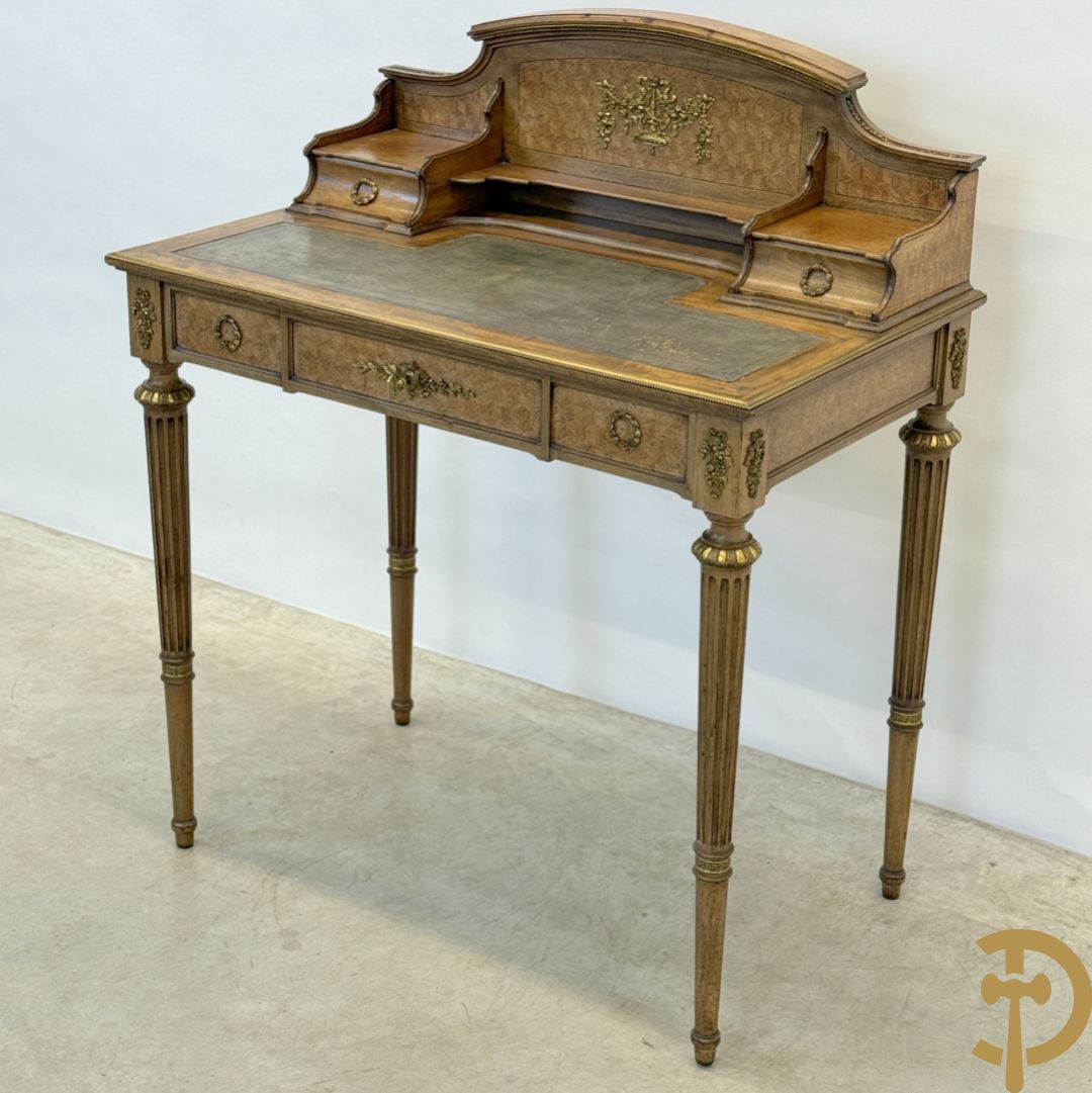 Frans notelaren damesschrijfbureel met marketterie, bronsbeslag, lederen blad, grote lade onderaan en 2 kleine lades boven, 19e