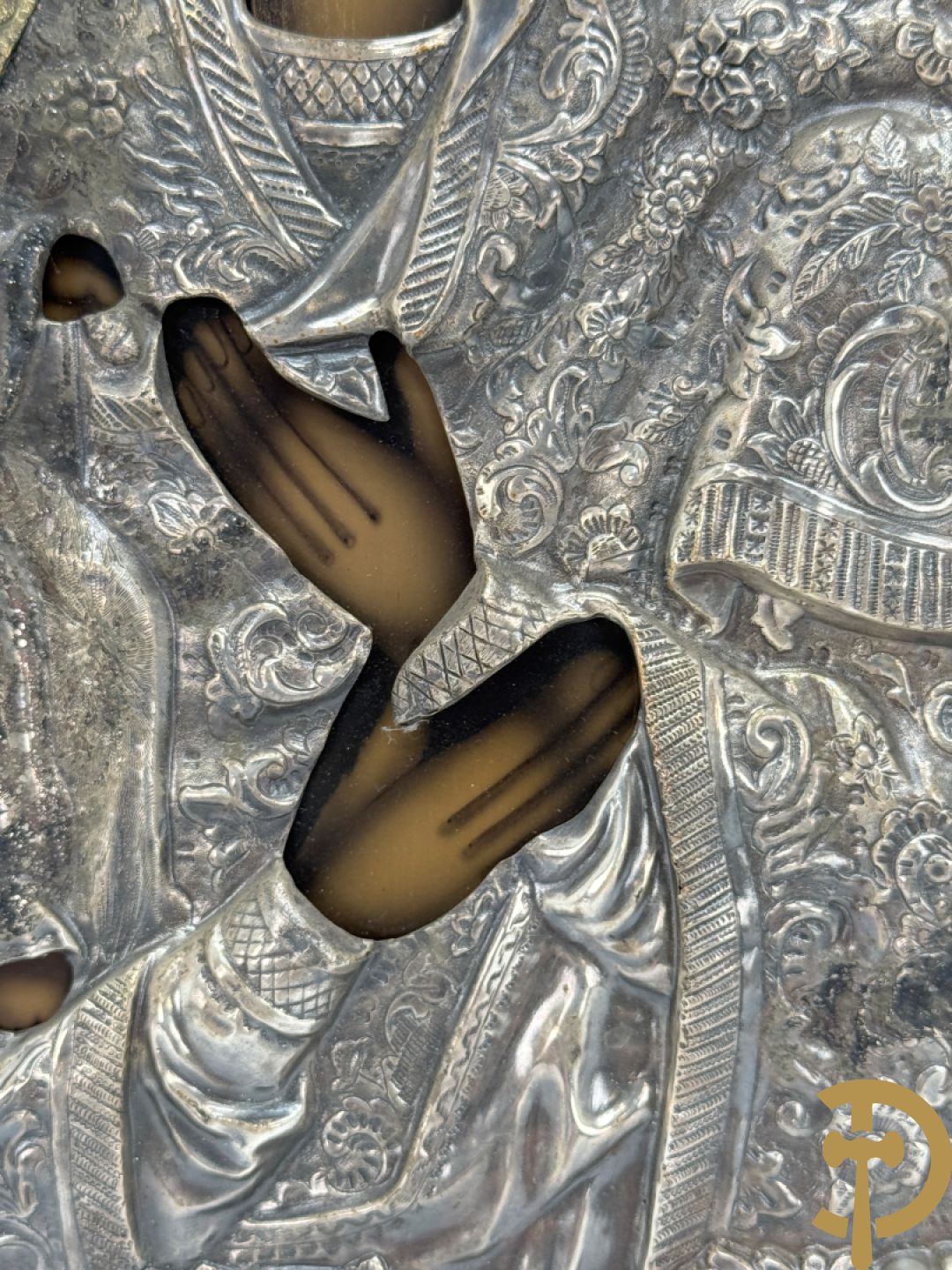 Ikoon met voorstelling van Madonna met kind en verzilverde rizza bezet met email