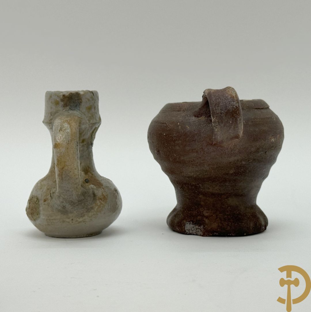 Vijf aardewerken Raeren kruiken + schaaltje