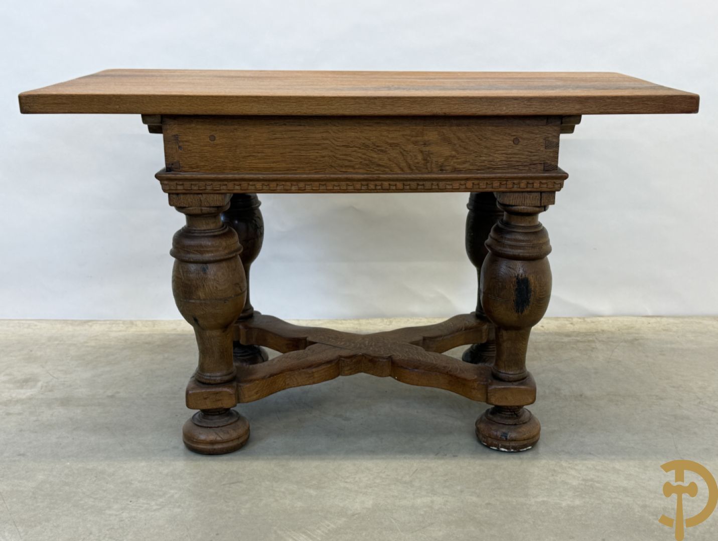 Massief eiken bolpoottafel met lade en gekruiste voetverbinding