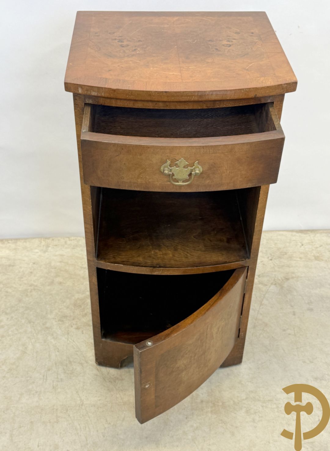 2 Engelse wortelnotehouten nachttafels met koperen trekkers