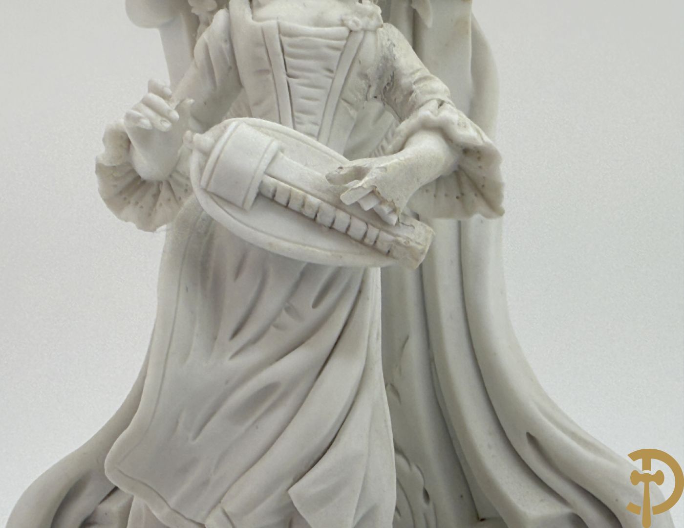 Driedelige porseleinen garnituur met bronsbeslag bestaande uit pendule met dame en amfoor geflankeerd door paar kandelaars bezet met personages