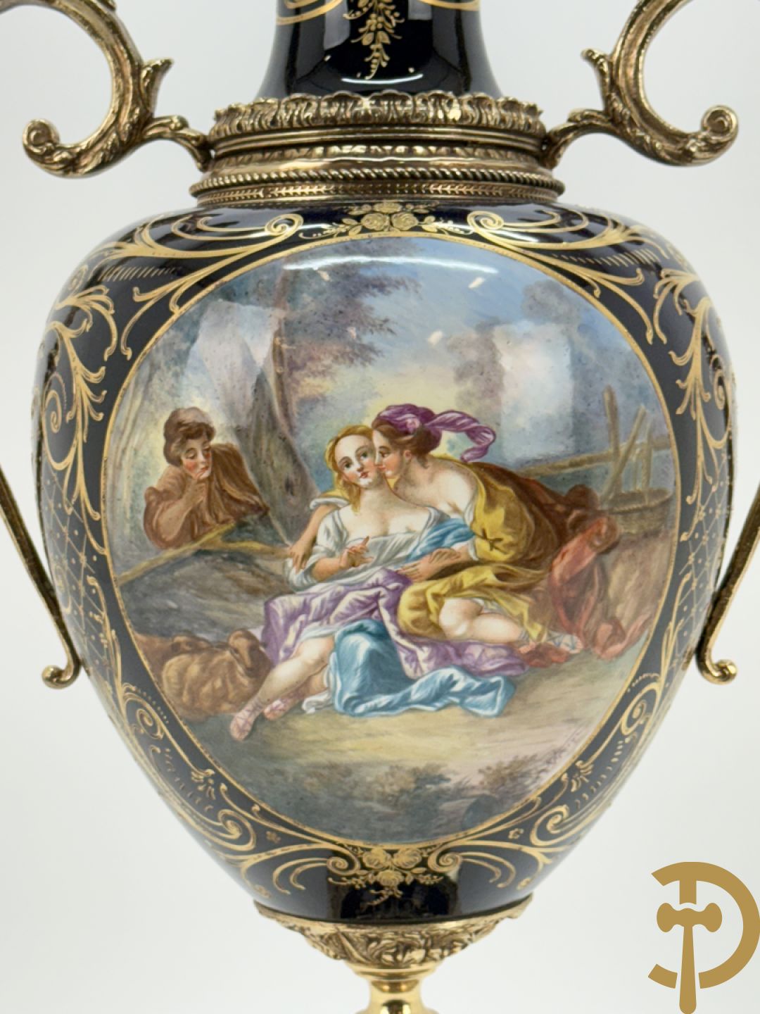 Blauwe porseleinen vaas met lieftallig decor, Sèvres stijl, bezet met bronzen ornamenten