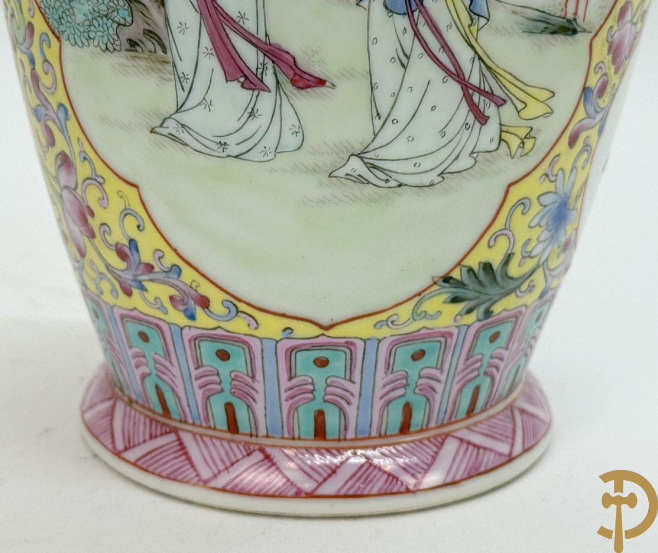 Chinese porseleinen rolvaas met damesdecor, getekend + Chinese porseleinen republieksvaas met damesdecor