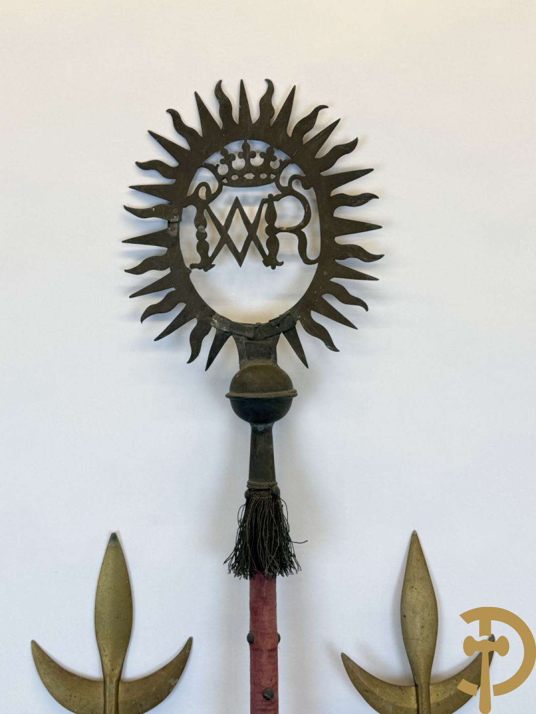 Rituele staf met initialen uit de Vrijmetselarij + 2 vlaggenmasten met koperen ornamenten uit de Vrijmetselarij, gemerkt XI