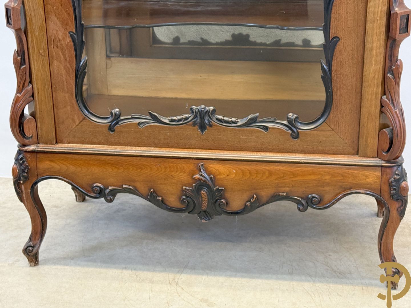 Franse notelaren vitrine met Louis XV motieven en fruitranken, bovenaan bezet met amfoor, 19e