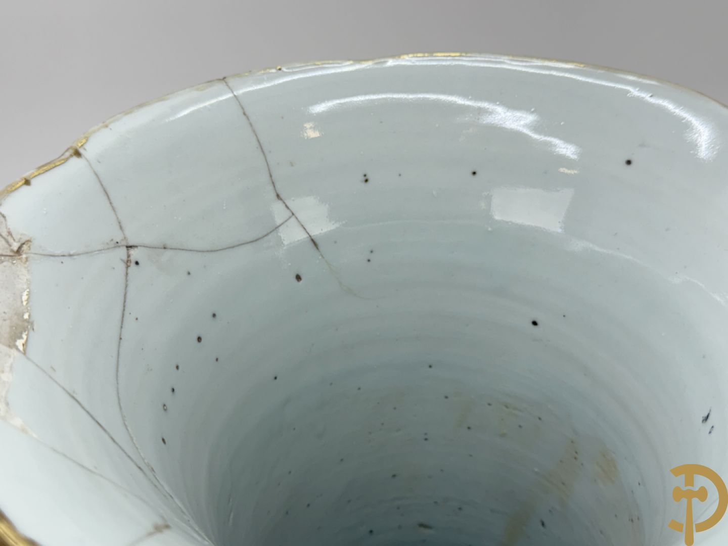 Antieke Chinese Gu vaas met geschenkendecor op zwarte fond