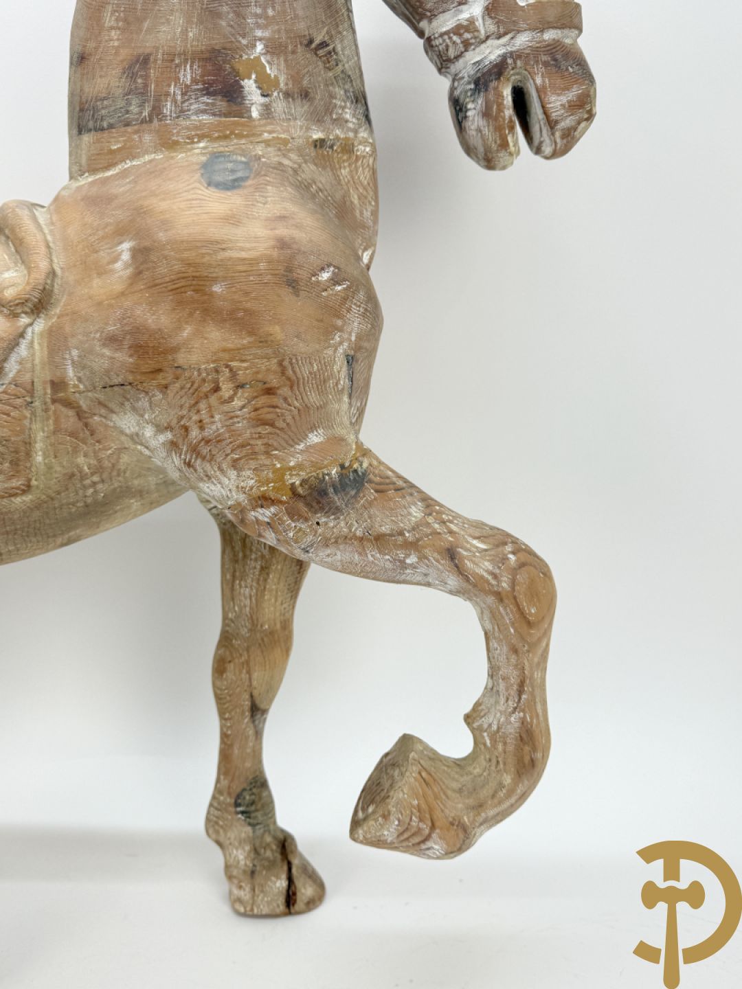 Houtgesculpteerd kinderpaard