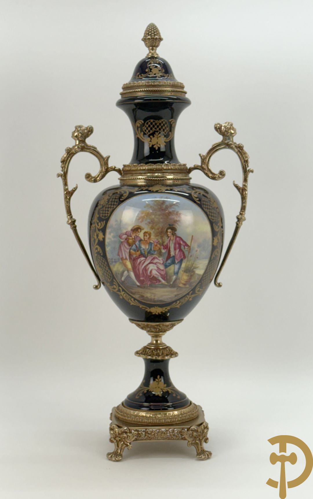 Onleesbaar getekend Sèvres stijl vaas met geanimeerd landschapsdecor en zijdelings met bronzen ornamenten bezet
