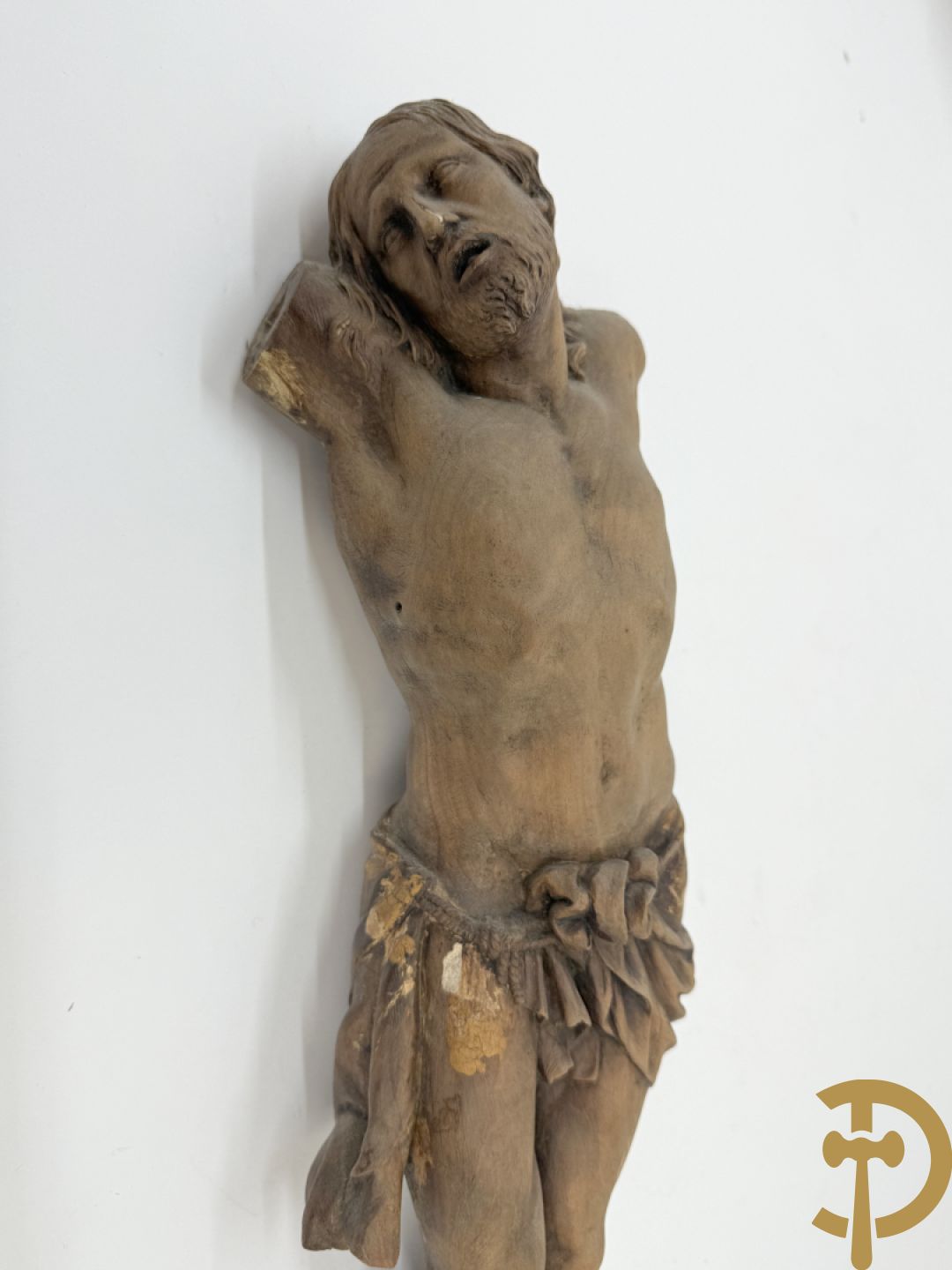 Twee houtgesculpteerde en gepolychromeerde corpussen