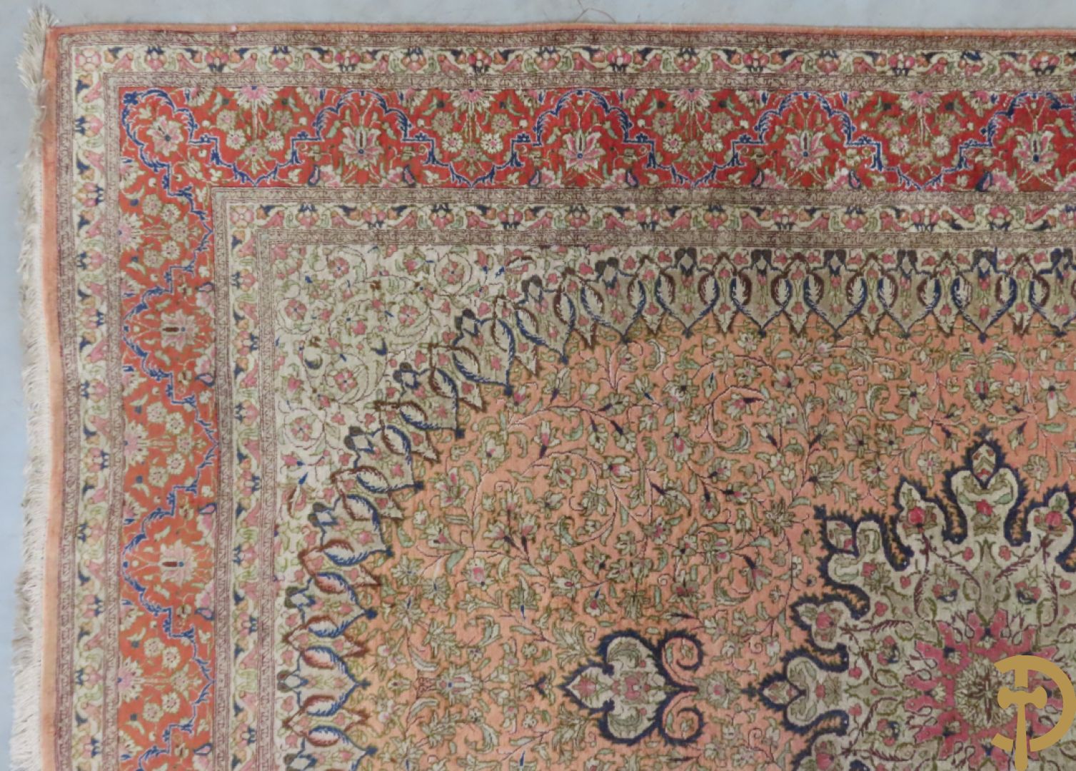 Oosters handgeknoopt tapijt zijde op katoen met centraal medaillon en bloementaferelen