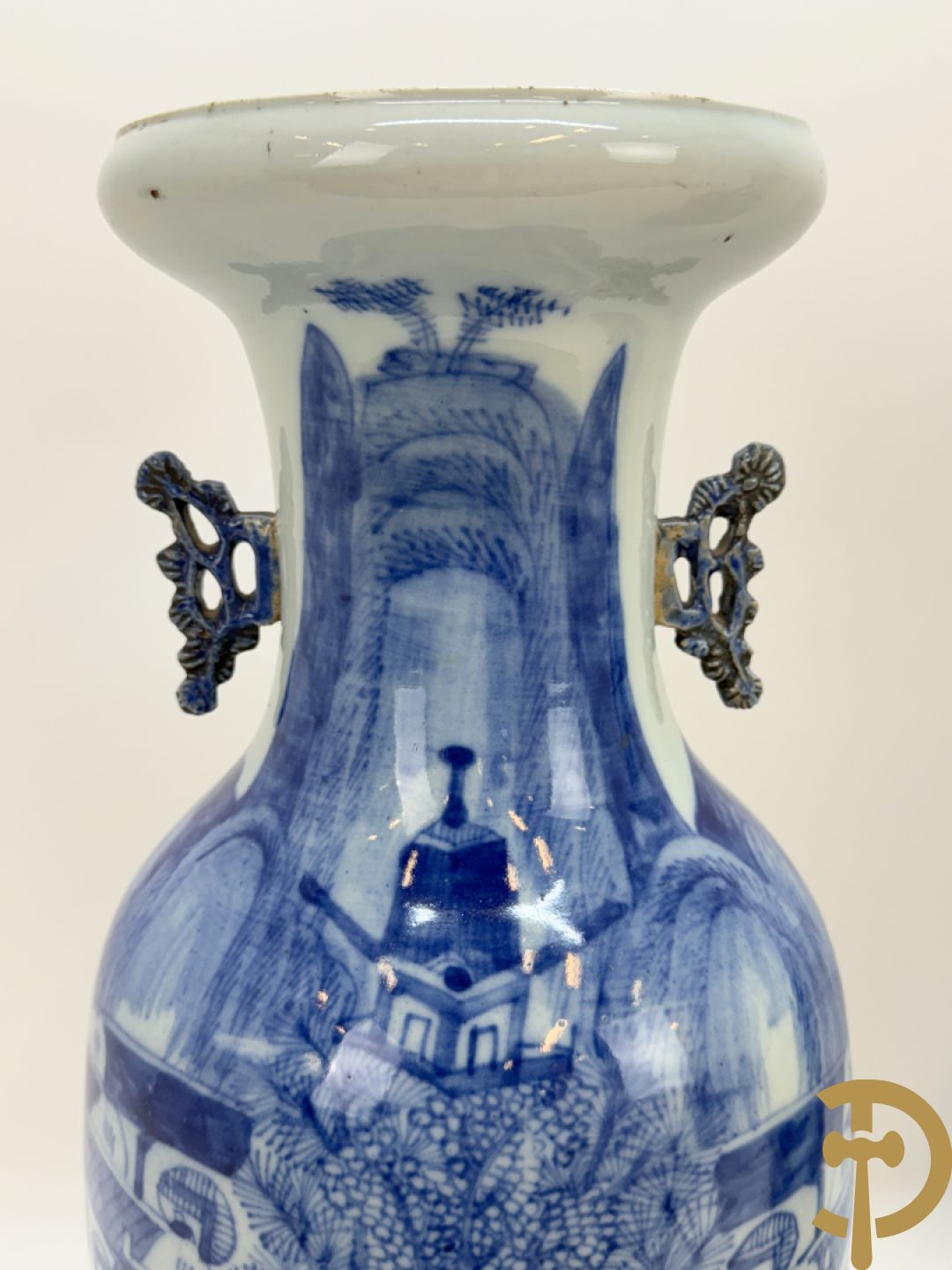 Paar Chinese blauw/wit vazen met geanimeerd huizendecor