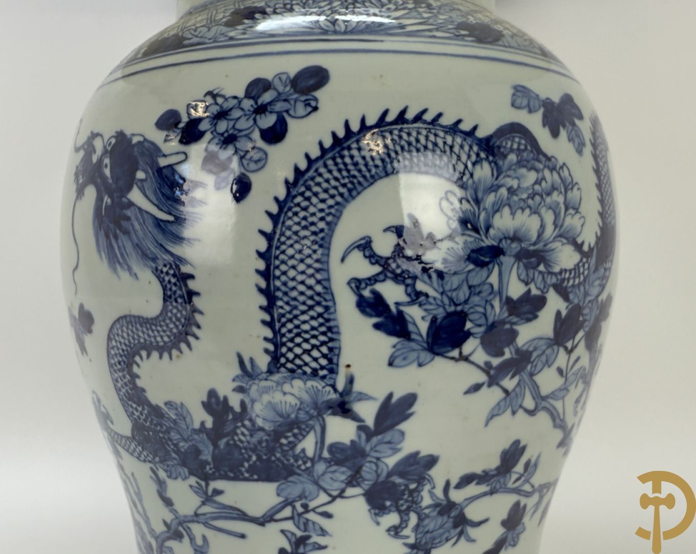 Paar Chinese blauw/witte porseleinen dekselvazen gedecoreerd met draken en bloemenmotieven, als lampadaire omgebouwd