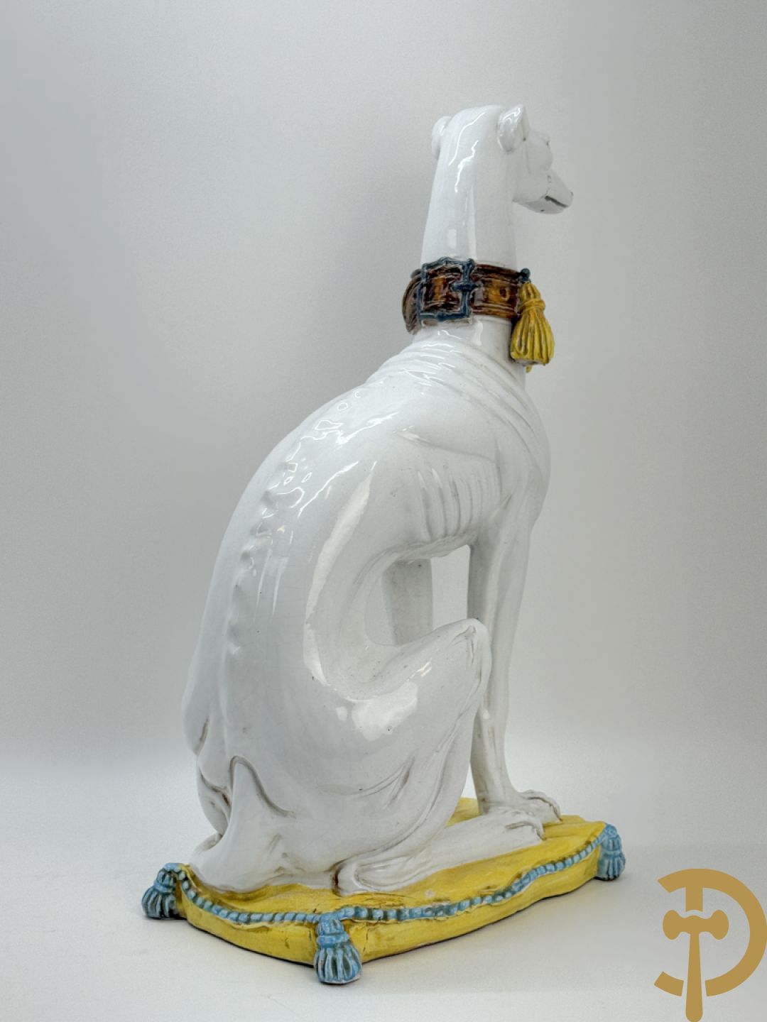 Italiaanse keramieken neergezeten witte windhond op kussen