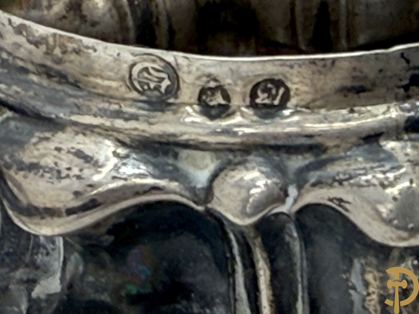 Massief zilveren collectenbus, 2 statieplakkettes, 2 slotjes van boek, wapenschild, penning