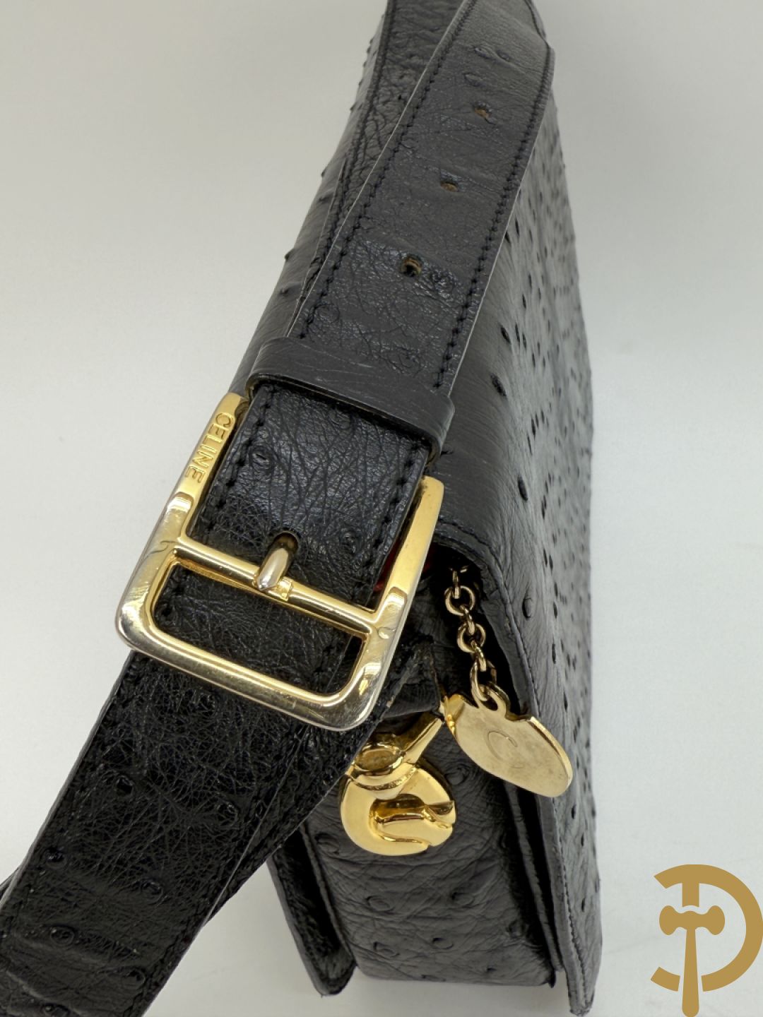 Vintage handtas in struisvogelleder met koperen ornament, Celine Paris, met bijhorende stofzak