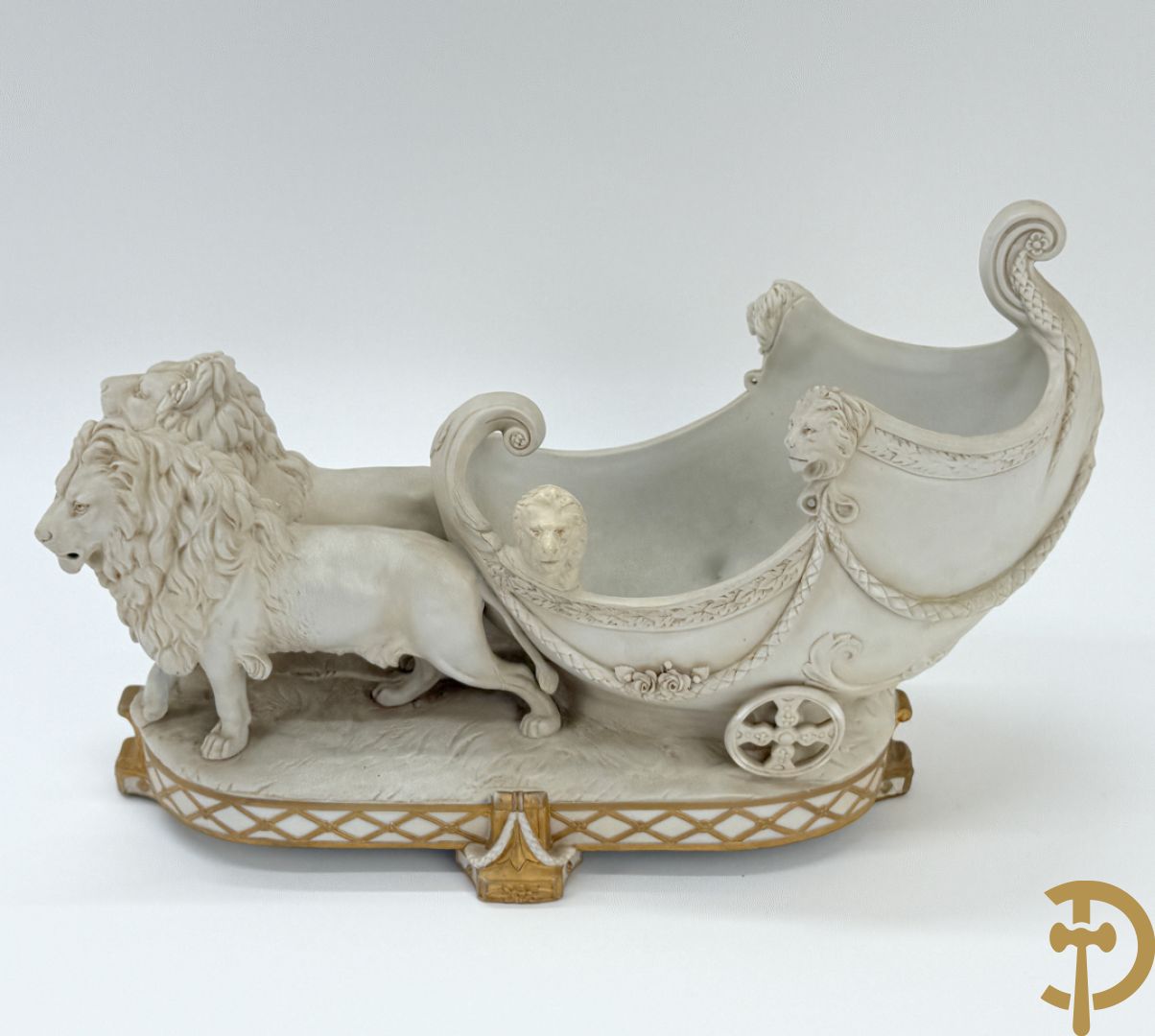 Biscuit beeld met leeuwen trekkende een open koets, getekend onderaan