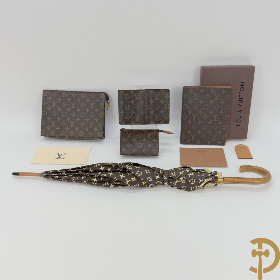 Grote en kleine toiletzak Louis Vuitton + agenda 2001  + portefeuille + tag + paraplu