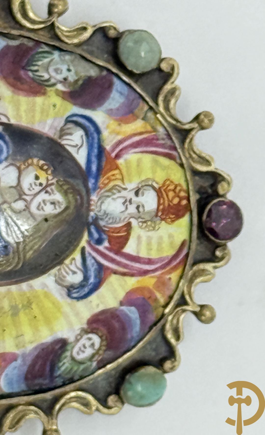 Lot massief zilver w.o. 2 geajoureerd riemboekels waarvan 1 met email bewerkt, geajoureerde centuurhouder met cupido